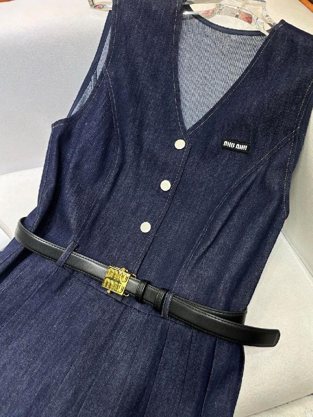 25SS新款牛仔无袖连衣裙👗/下摆压折设计/字母刺绣装饰/