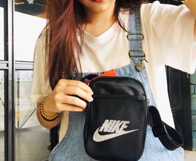 Nike/耐克黑色运动休闲单肩包 斜挎包