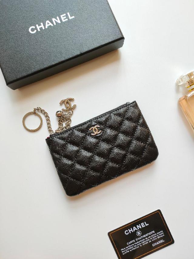 新款吊坠零钱包💦款号A50168顶级皮料五金，山茶花纹路