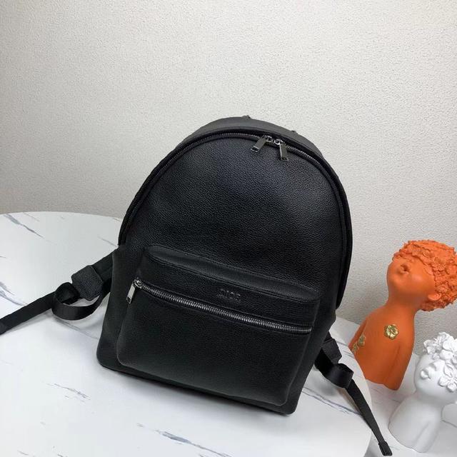 双肩包采用标志性格纹设计，搭配平滑皮革边饰