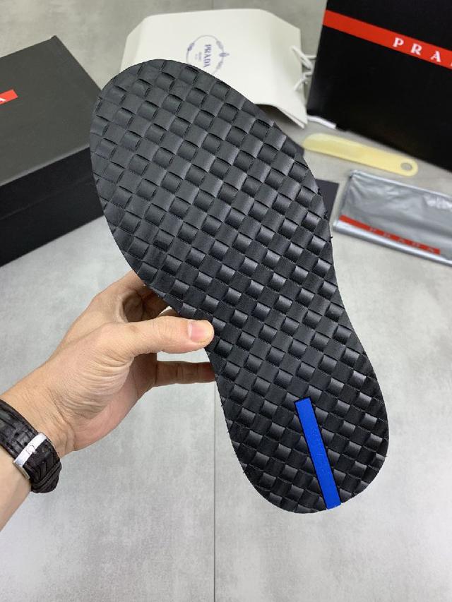 运动老爹鞋结合高科技透气材质与牛皮，侧面P家专属纽扣装饰