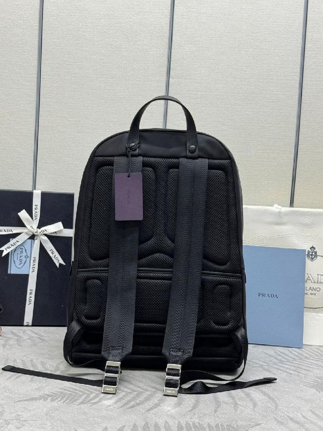 背面衬垫设计/十分舒适，又可放在拉杆箱上😘😘格层功