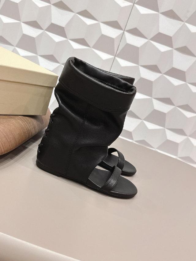 这个不需要多说 女人太懂一双好鞋的重要性了 避免各种摩擦磨脚 细腻的质感