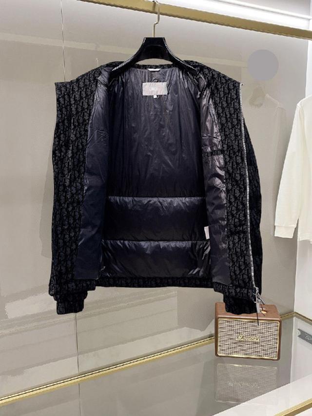 2025秋冬新款羽绒服。这款号称羽绒服届最贵的，全部90绒的。