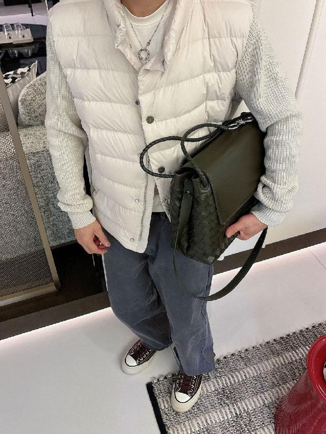 艰巨极佳的保暖效果与穿着舒适感。可拆卸戴帽设计，适配立体剪裁工艺