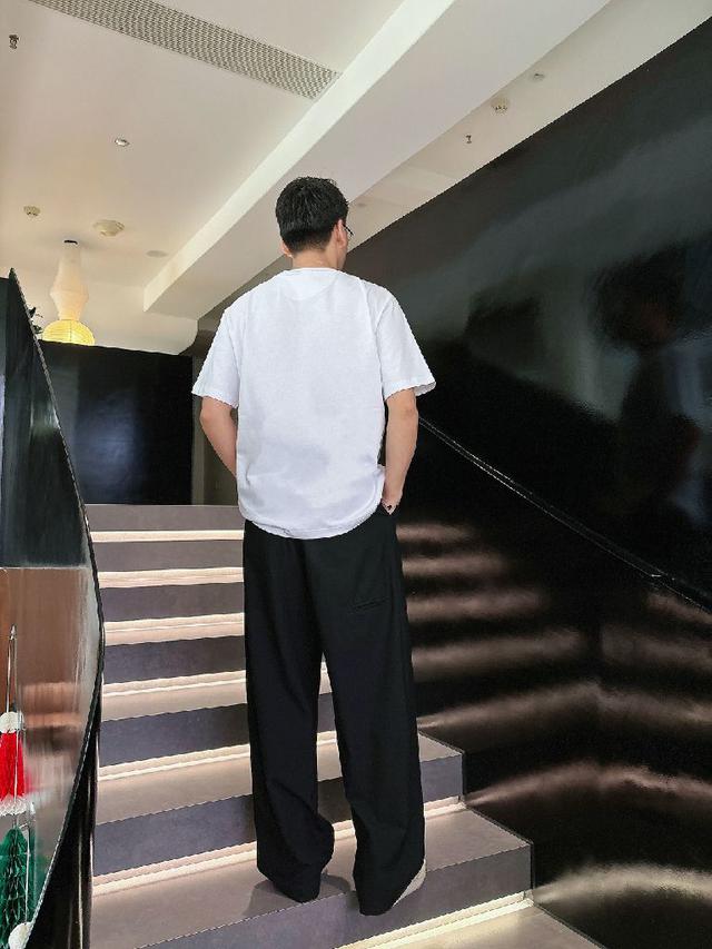 艺术化Logo：将LOEWE标志性Anagram回纹与单眼三角形