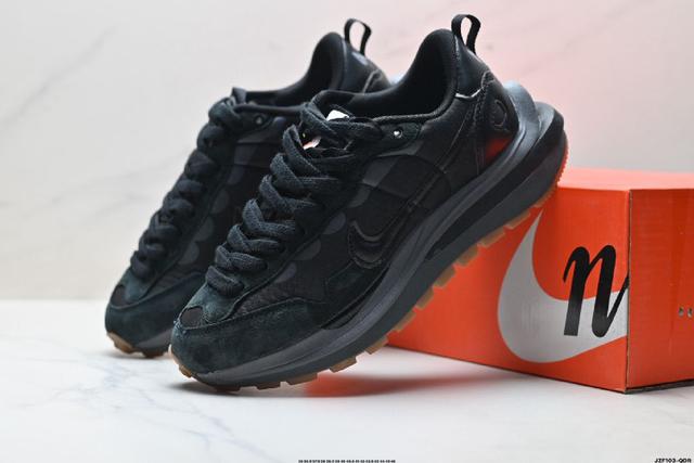 鞋身材质由翻毛皮和透气网布共同打造 熟悉的解构手法 重叠Swoosh