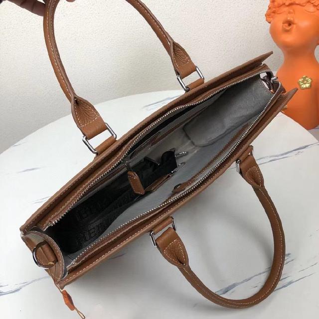 品质专柜同步狠货来袭顶级打蜡牛皮，专柜原单五金，