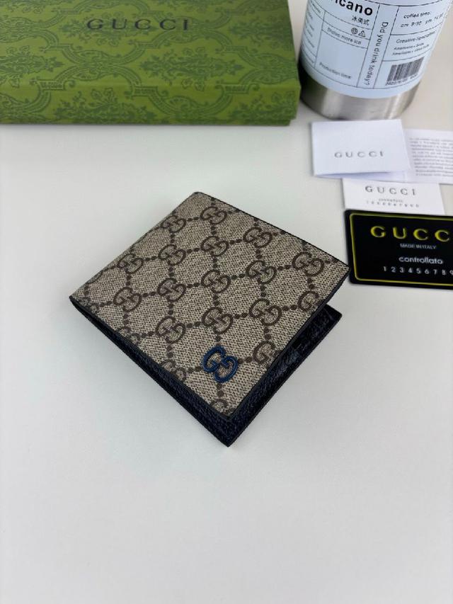 这款男士钱包将经典GG Supreme啡色帆布与蓝色GG配件匠心糅合