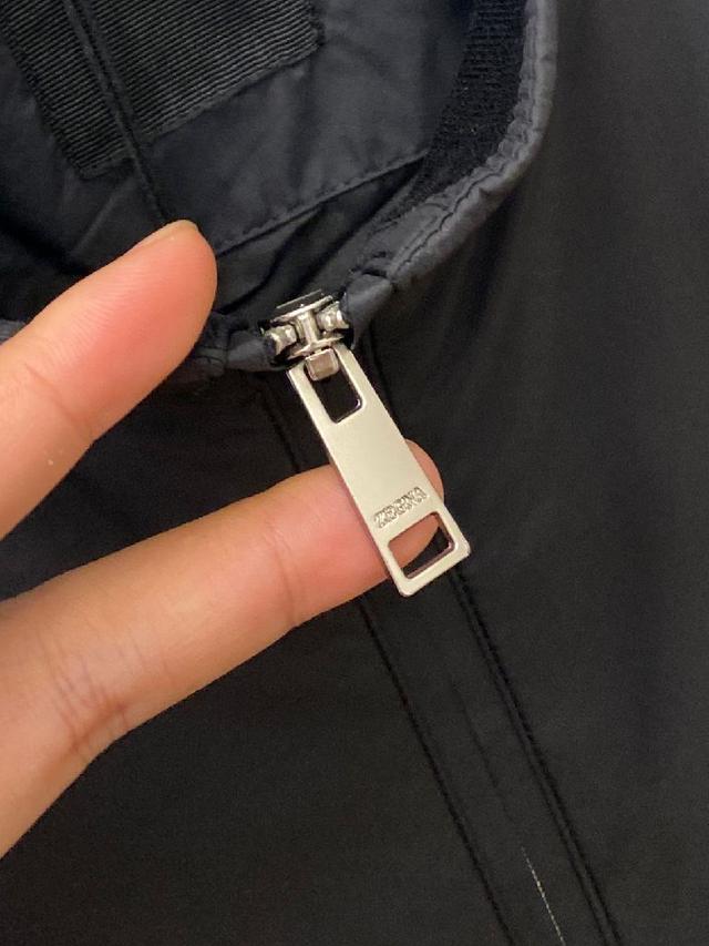正面，经典ＧG刺绣精致立体，是品牌身份的标志性彰显。衣袖上撞色织带装饰