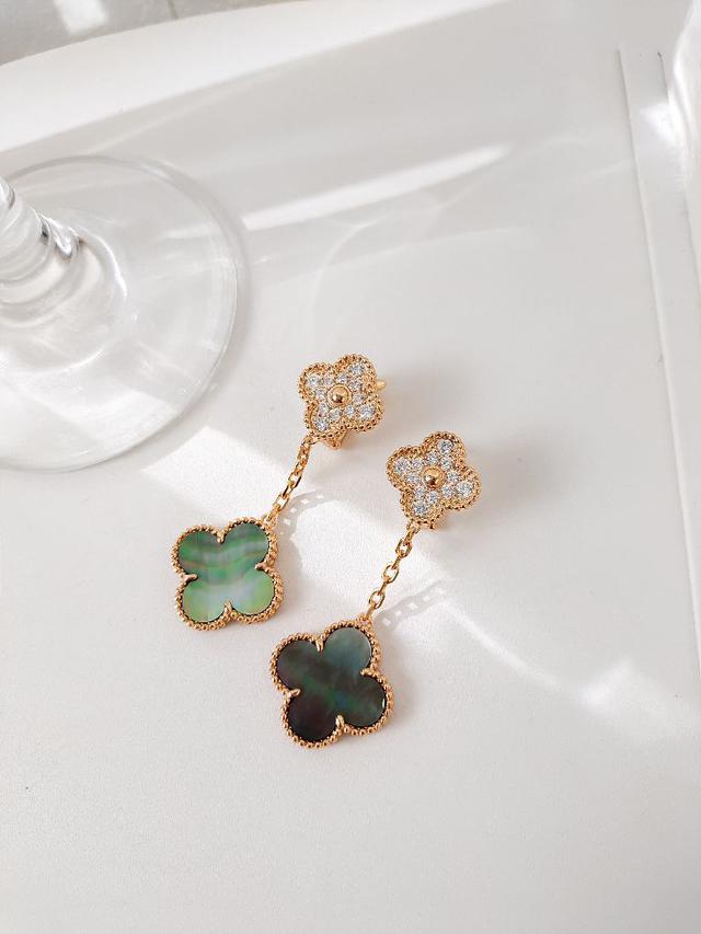 简洁大方的灰贝母搭配18k玫瑰金色，这种大大的耳坠初看无感的，感觉太大了