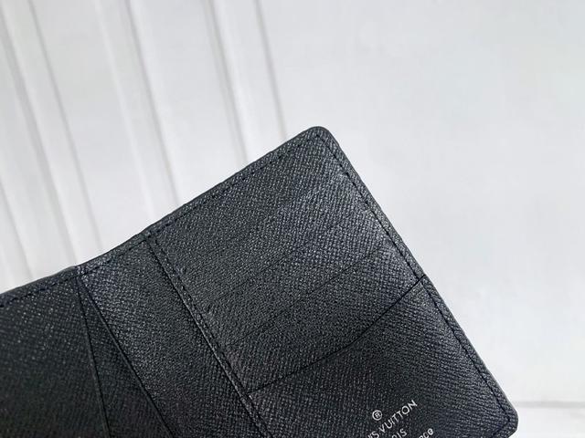 Louis vuitton这款袋装皮夹子设有七个夹层、可放信用卡、