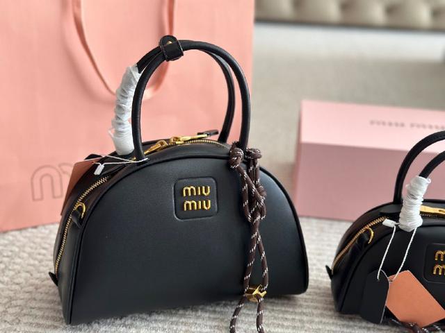 可盐可甜的 MiuMiu 女孩 miumiu wander包包