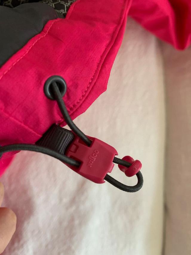羽绒服采用FILTER-TEC科技面料，防护面料➕防水压胶工艺，