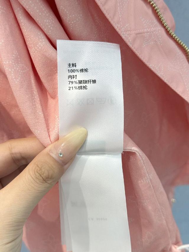 The Row风衣 采用丝棉混纺面料 配有插肩袖、正