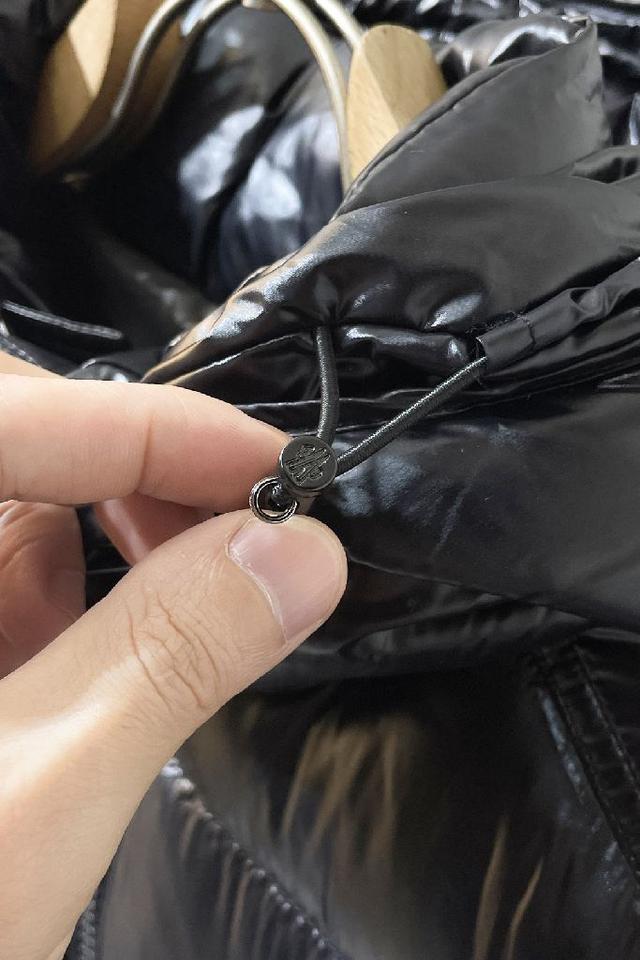 作为 Moncler Grenoble 男士系列的一部分，这款 Shipton 连帽羽绒服