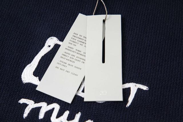 这件防晒度加工也非常复杂，原版一模一样做法！内里全部包边，