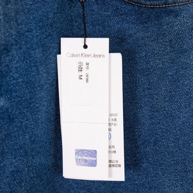 机车服经典版型上身秒变直角肩，线条利落流畅，诠释着毫不费力的时髦