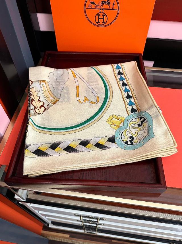 手工卷边丝绒方巾（30%桑蚕丝70%羊绒）