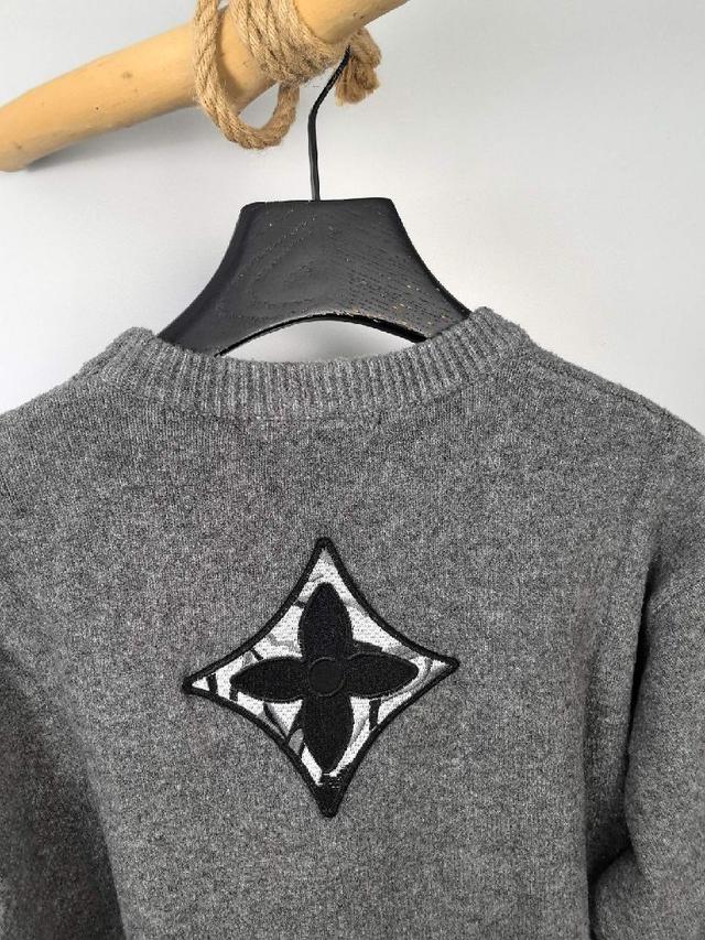 louis v*2025最新款圆领针织毛衣 前后幅的刺绣采用亚麻材质绣线制作