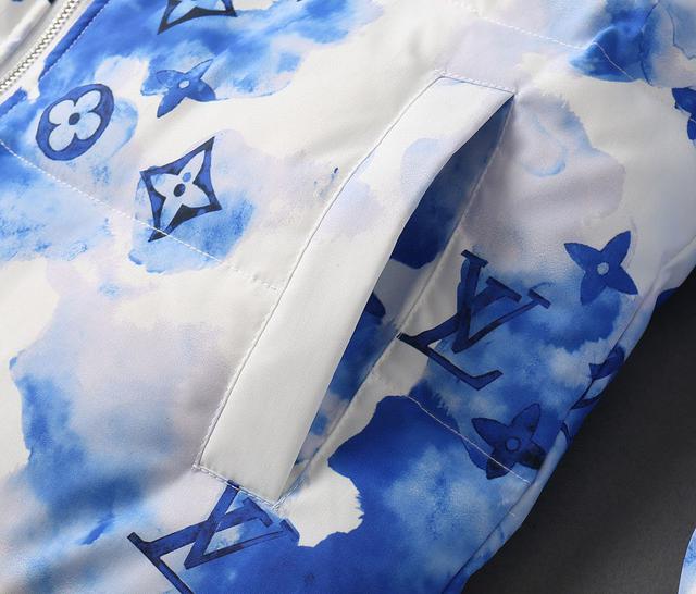新款羽绒服。这款号称羽绒服届最贵的，全部90绒的。
