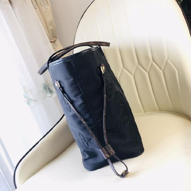 BEAUBOURG HOBO ，Beaubourg Hobo 大号手袋以 Monogram 帆布