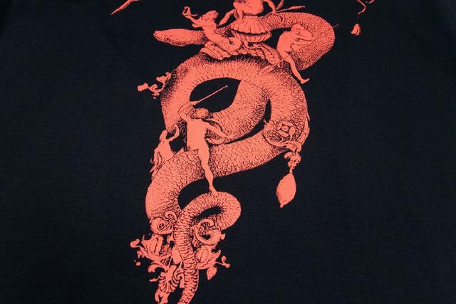 标识字母手绘图案圆领短袖T恤，面料采用高端冰感索罗娜布料