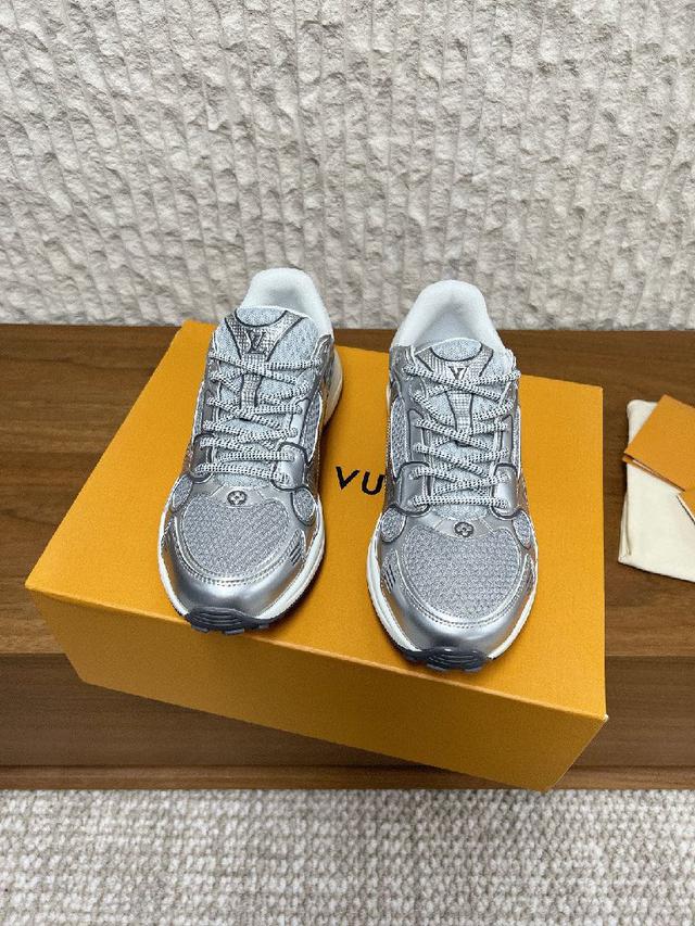 采用抽绳系带设计与保暖内衬，舒适温暖。 搭载强劲抓地的 Vibram