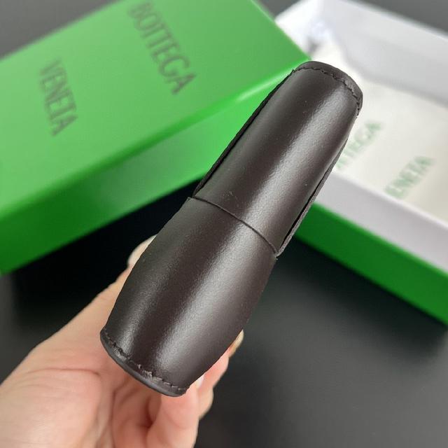 大编织短夹  两折扣短夹式   纯手工编织 原厂牛皮。柔软度刚刚好