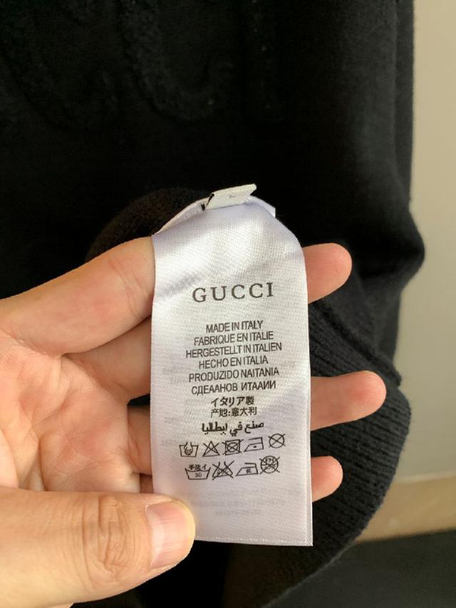 采用毛巾绣工艺 一种传统手工刺绣技术 采用针法进行刺绣 通过变换特种机头