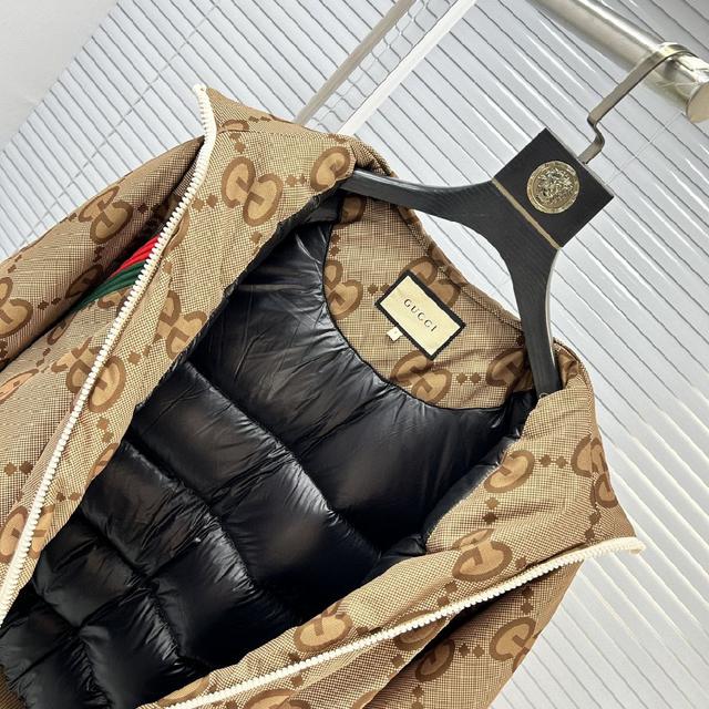 秋冬新款棉服。这款号称棉服届最贵的，带着经典的