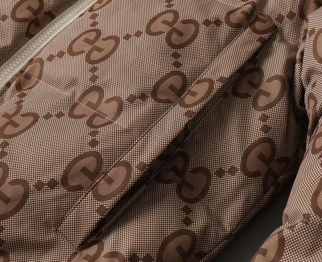 秋冬新款羽绒服。这款号称羽绒服届最贵的，全部90绒的