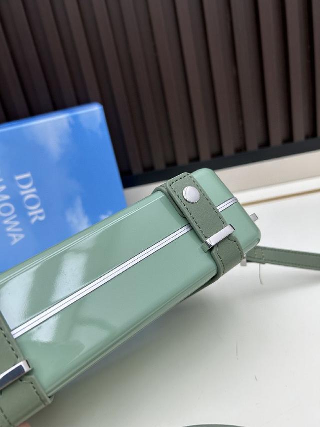 感觉档次又提高了一个度，尤其是实物小盒子采用了RIMOWA标志性的磨砂质感