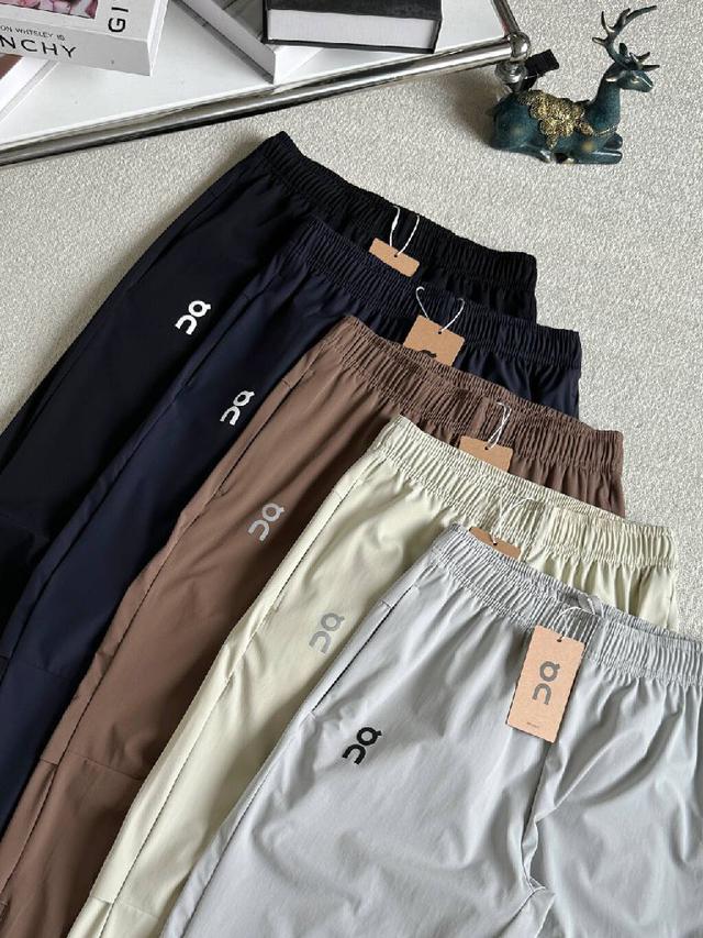 同时兼具防泼溅属性。高温压胶工艺不易脱落，低调中自带辨识度