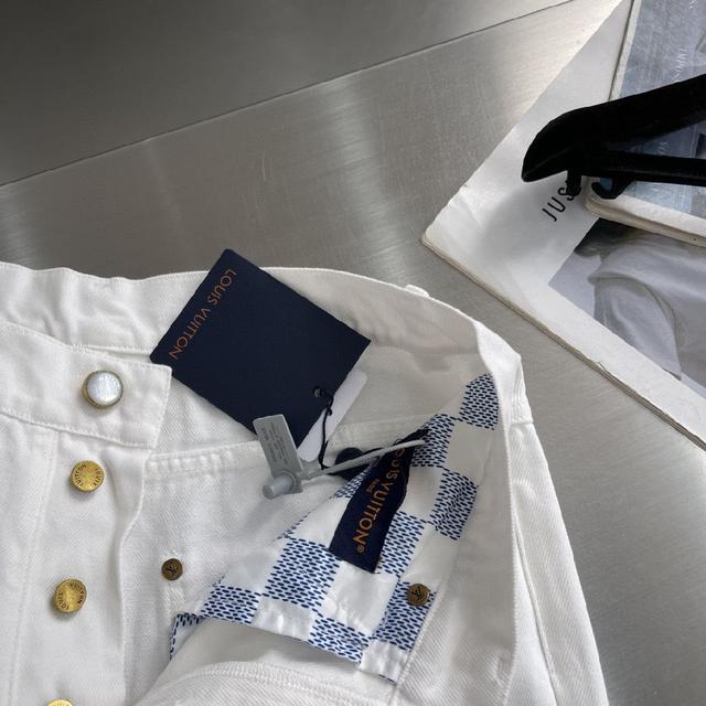 都市风十足 采用精纺纯棉面料手感软糯干爽，上身效果挺括有型