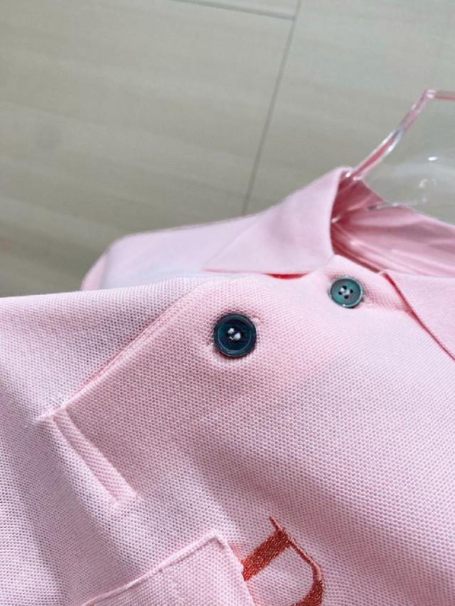 纽扣门襟胸前贴袋，罗纹 Polo 衣领，直筒版型 简单设计款