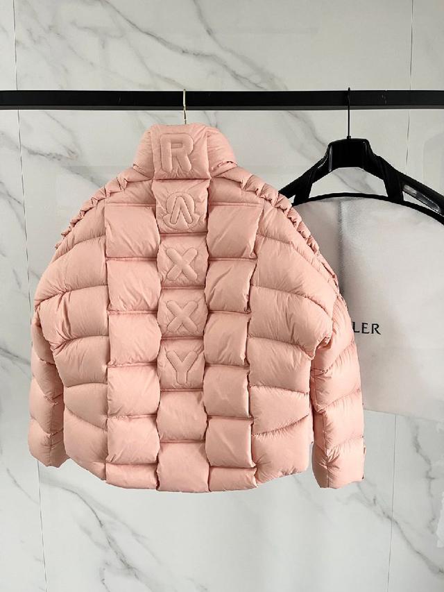 款🌟Mo 最新爆款💥立领大标羽绒服🔥浮雕填充工艺 95