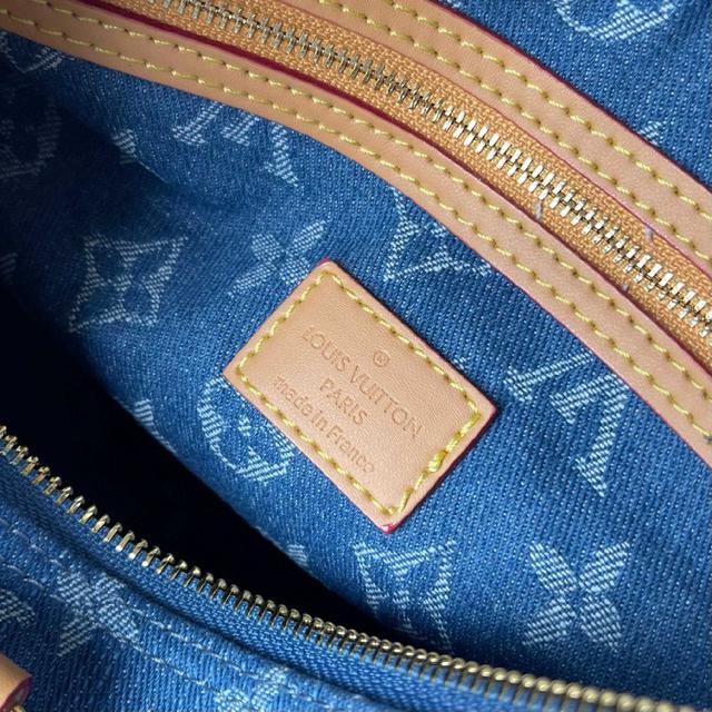 推出了经典的“彩色Monogram”系列，随即引发潮流风暴。