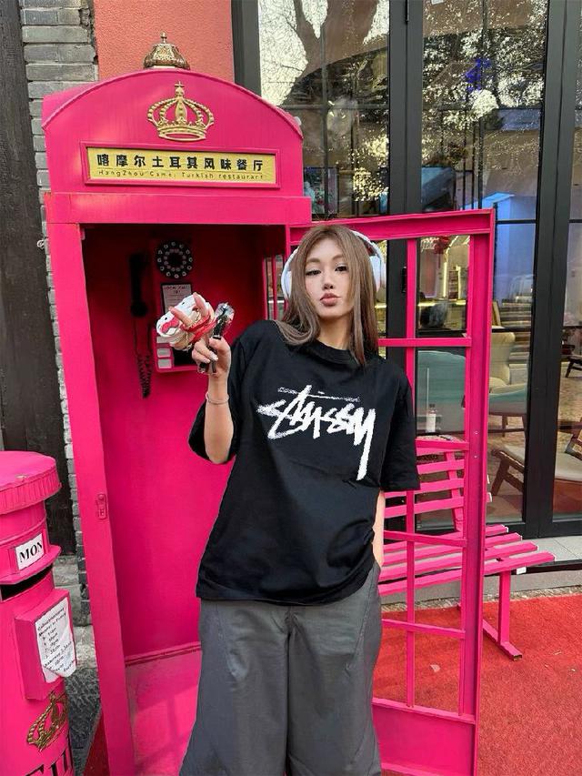 其成衣系列诠释着令人心向往之却又举步可及的生活方式。印花丁 恤