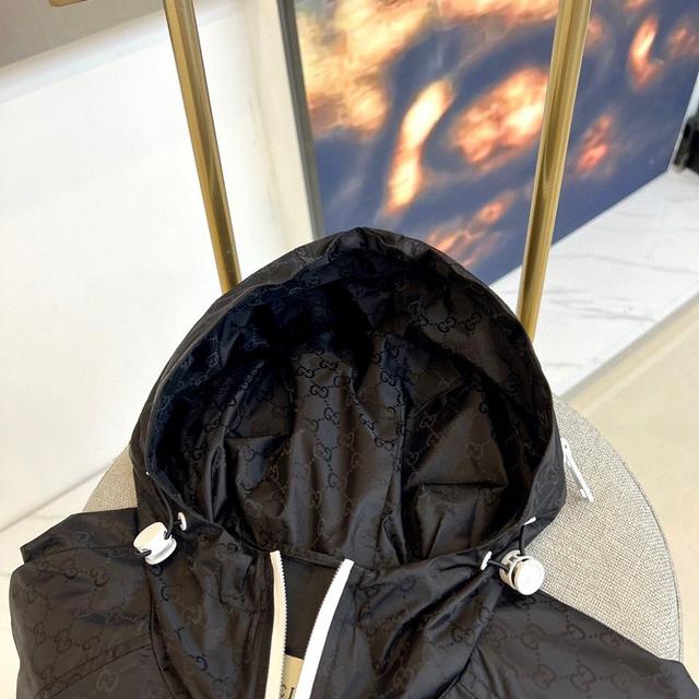 网眼内里运动拉链薄棉/夹棉外套。Gucci复古标识贴饰轻薄衬里