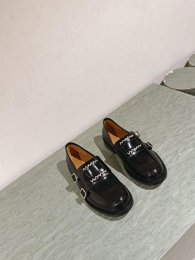 上脚不仅有范儿而且还能让双腿显瘦加倍…骑士靴真的是非常经典复古的存在！