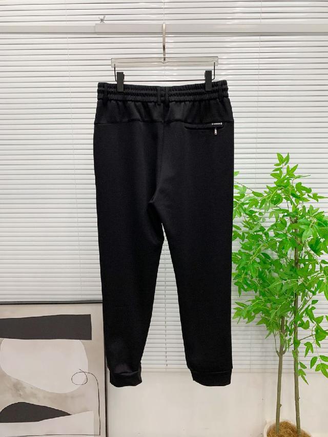 新品】新款休闲裤卫裤，裤身上刺绣标志性品牌标识