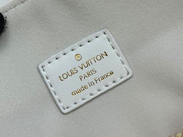 2021 春夏时装秀大放异彩。Monogram 压纹蓬松绵羊皮打造靠枕构型，