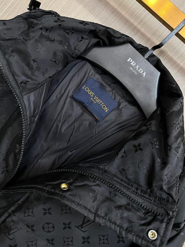 这款号称羽绒服届最贵的，全部90绒的。带着经