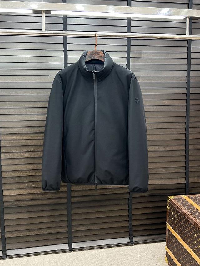 采用专业户外面料，防风防水，兼顾冲锋衣，雨 衣，风衣