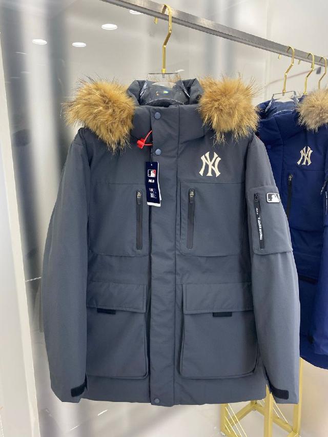 柔软真皮草毛领，大大的一整根貉子毛领，不仅挡风保暖，