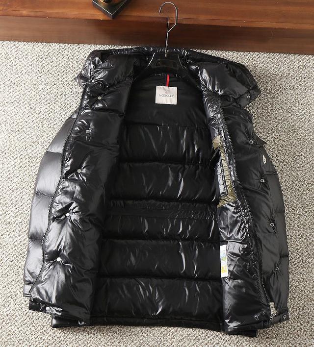 设计时尚中长款连帽蒙口羽绒服。 官网同步发售！设计感与颜值爆棚