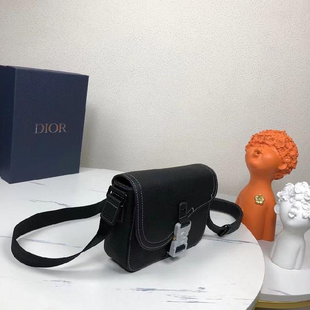 黑灰色和黑色DiorOblique提花 前面的Dior签名