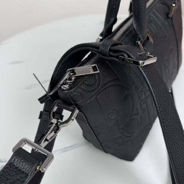 这款 Safari 手袋是二零二三秋季新品，兼具高雅风范与实用功能