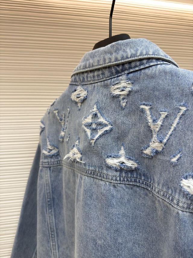 这个破坏细节真的很帅这款水洗牛仔卡车提升了经典的轮廓，